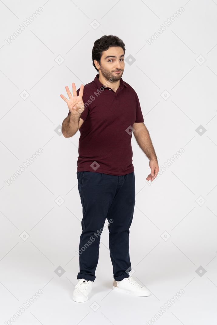 Hombre serio mostrando cuatro dedos