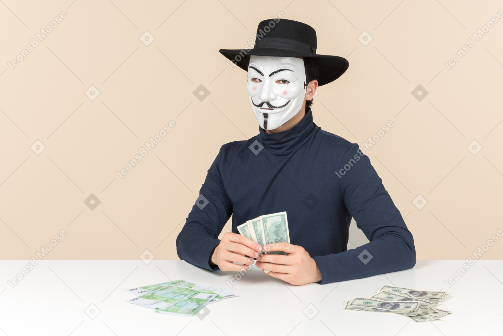 Хакер в маске вендетты сидит за столом и считает деньги