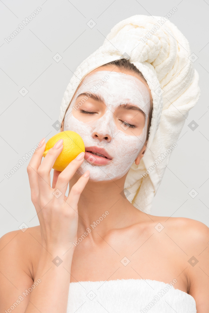 Giving a try to these lemon beauty tips