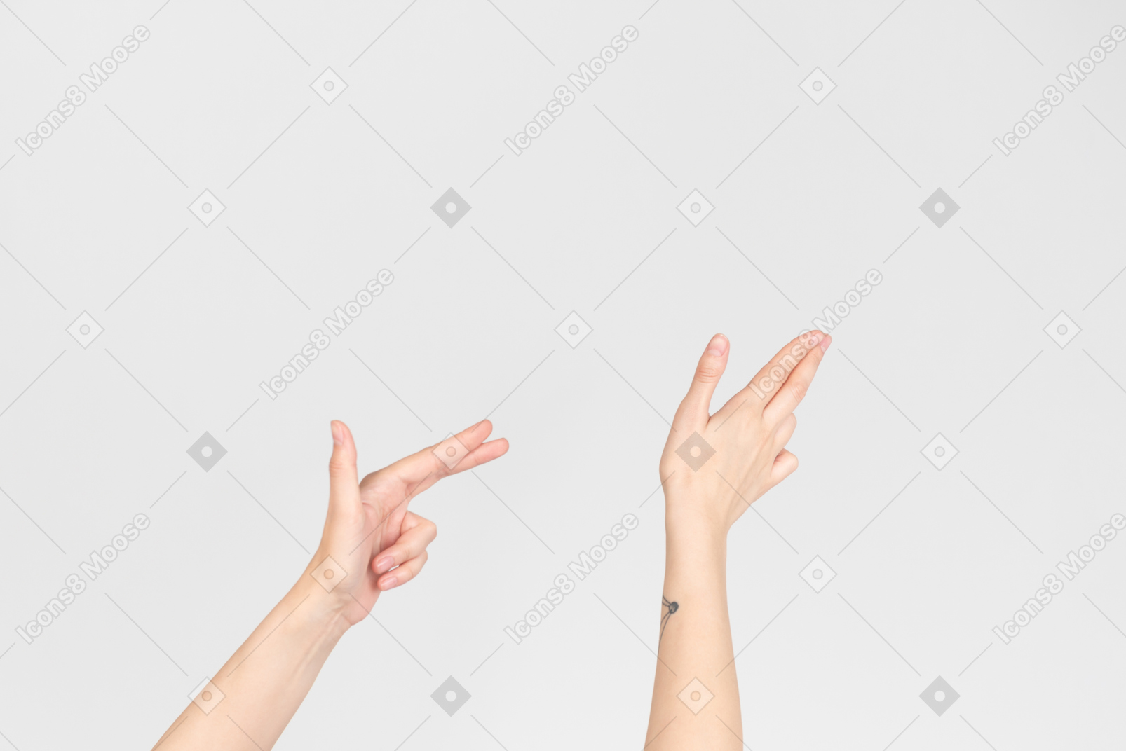 Mains féminines pointant vers la droite