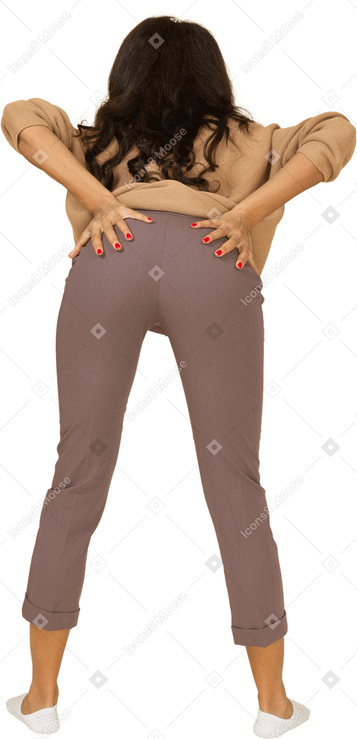 Vista traseira de uma jovem mulher de pele escura colocando as mãos no traseiro e inclinando-se para a frente