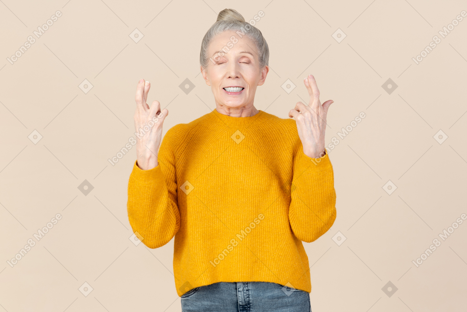 Mulher mais velha elegante em uma camisola de mostarda