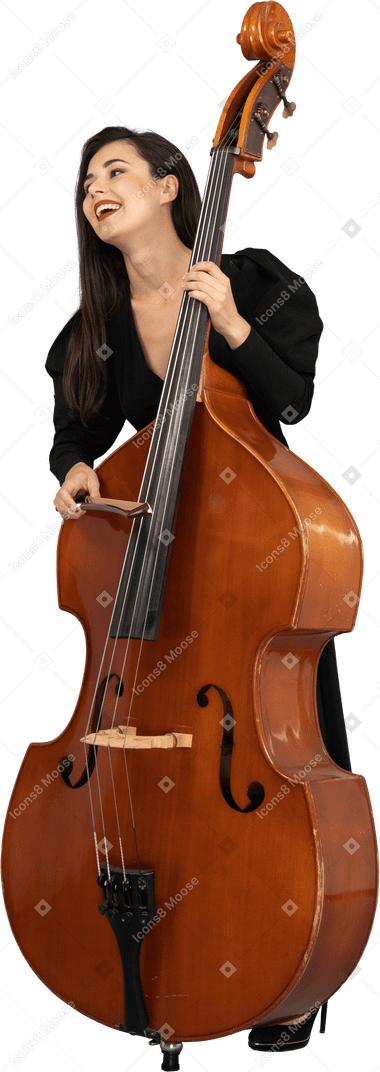 弓でコントラバスを演奏する黒いドレスを着た笑顔の若い女性の正面図