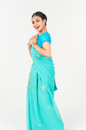 Souriante jeune danseuse indienne en sari bleu