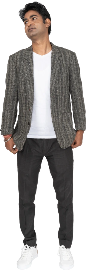 Uomo in tuta in piedi