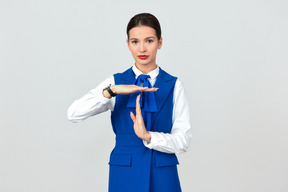 Bellissimo assistente di volo in uniforme blu