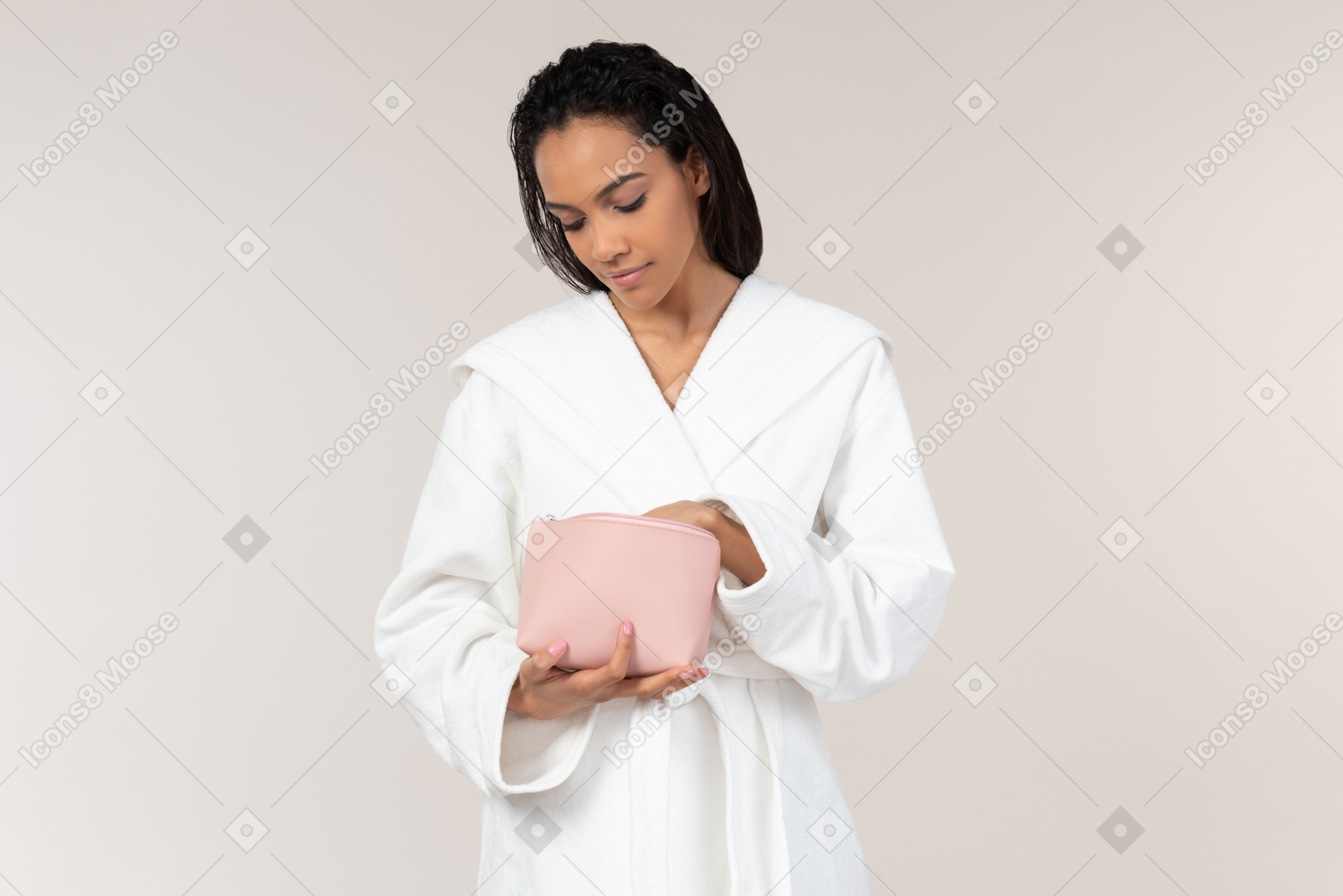 白色浴袍的黑人妇女去她的早晨惯例