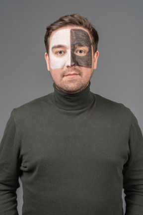 Vue de face d'un fan de football masculin avec un art visage noir et blanc