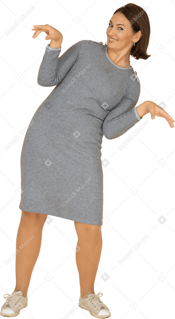 灰色のドレスで幸せな女性の正面図