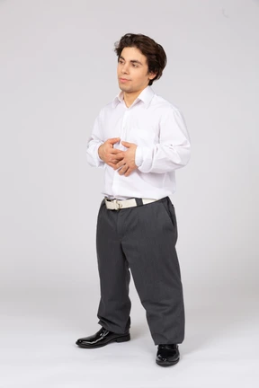 Hombre con camisa blanca mirando a un lado