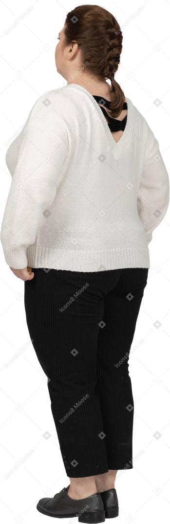 Vista posteriore di una donna plus size in abiti casual in posa