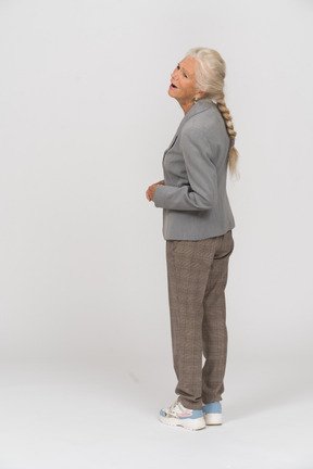 スーツを着た感情的な老婦人の背面図