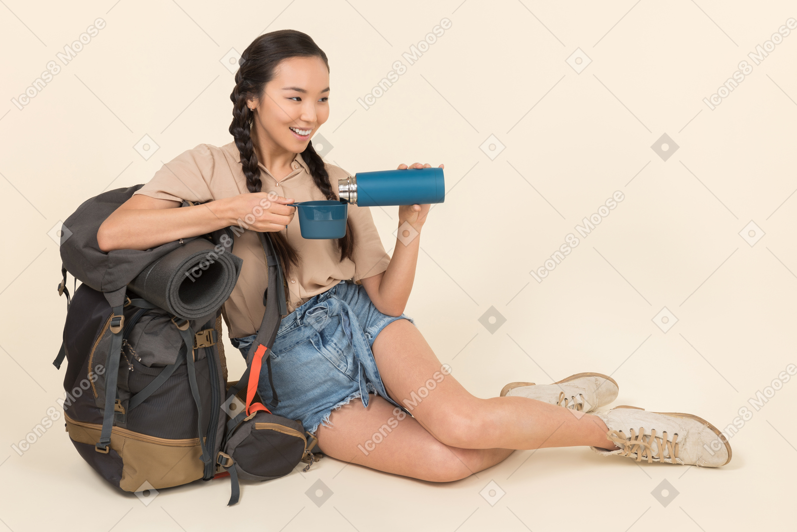 Фото Молодая азиатская женщина наливает жидкость из термоса в термос