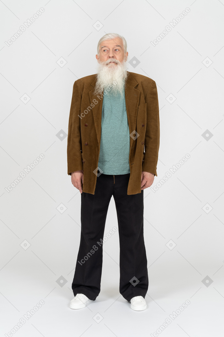 Vista frontale di un uomo anziano che guarda lateralmente