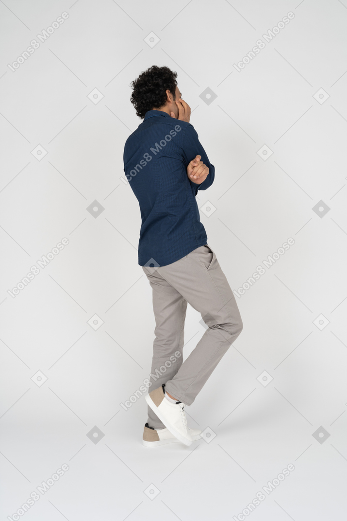 Mann in freizeitkleidung posiert im profil
