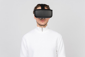 Junger mann im virtual-reality-headset