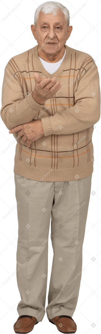 一位穿着休闲服的老人解释某事的正面图