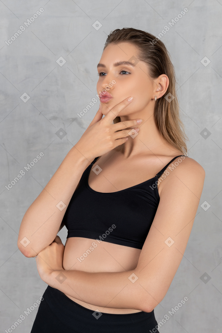 Mujer joven haciendo pucheros con los labios