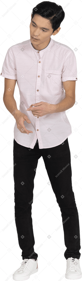 Homem em roupas casuais em pé