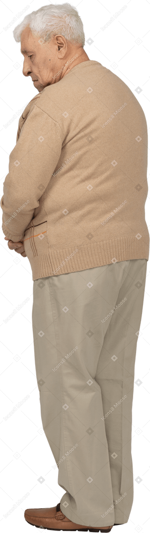 Vista posteriore di un vecchio in abiti casual fermo