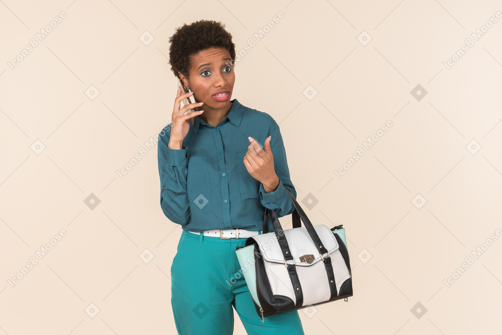若い女性が電話で話しているとバッグを保持している何かに満足していない