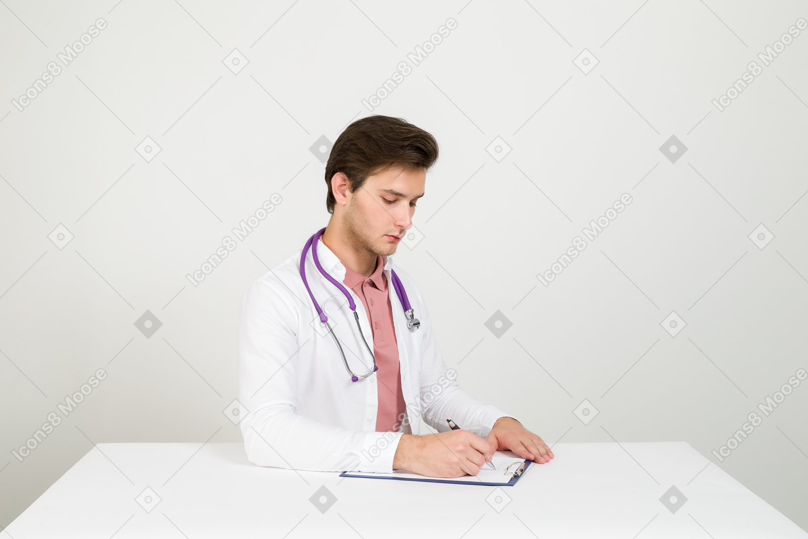 Médico envolvido em escrever algo