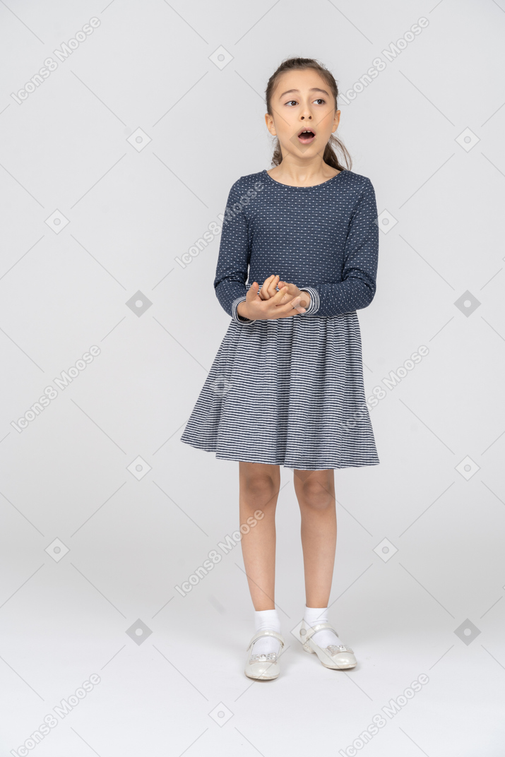 Vista frontal de uma garota apertando as mãos nervosamente