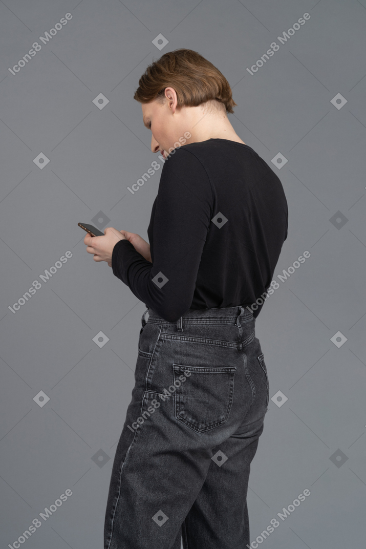 Vista posterior de una persona que usa un teléfono inteligente