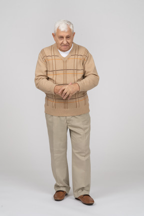 Vue de face d'un vieil homme en vêtements décontractés