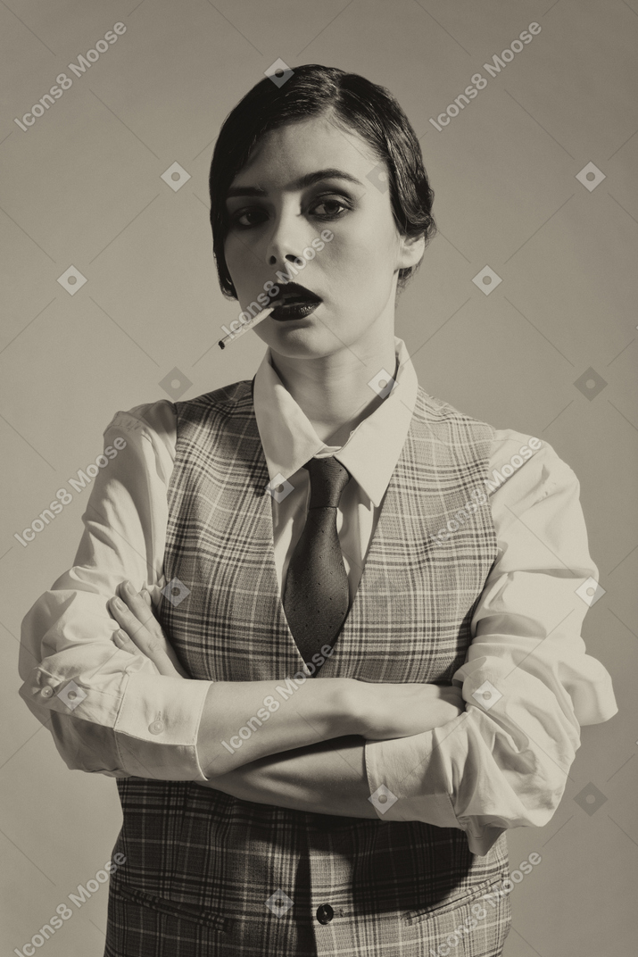 Imagem monocromática de uma mulher morena com estilo retrô