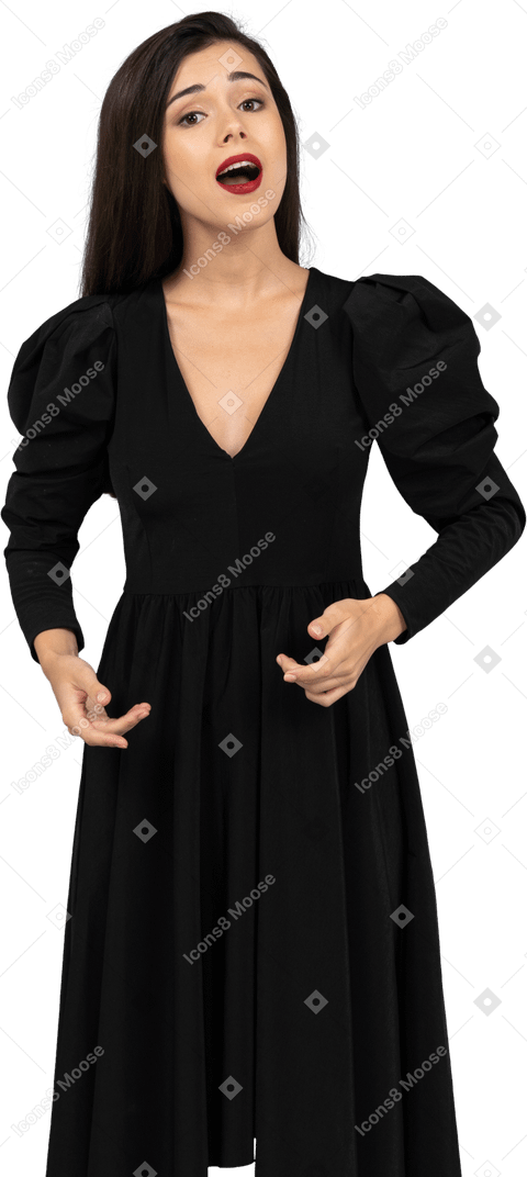 Vorderansicht einer opernsängerin im schwarzen kleid