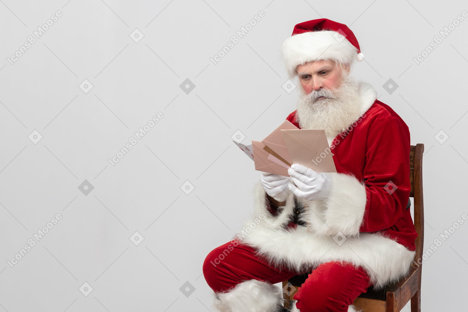 Haciendo una lectura antes de preparar todos los regalos.