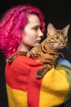 Eine bengalkatze auf der schulter ihres besitzers