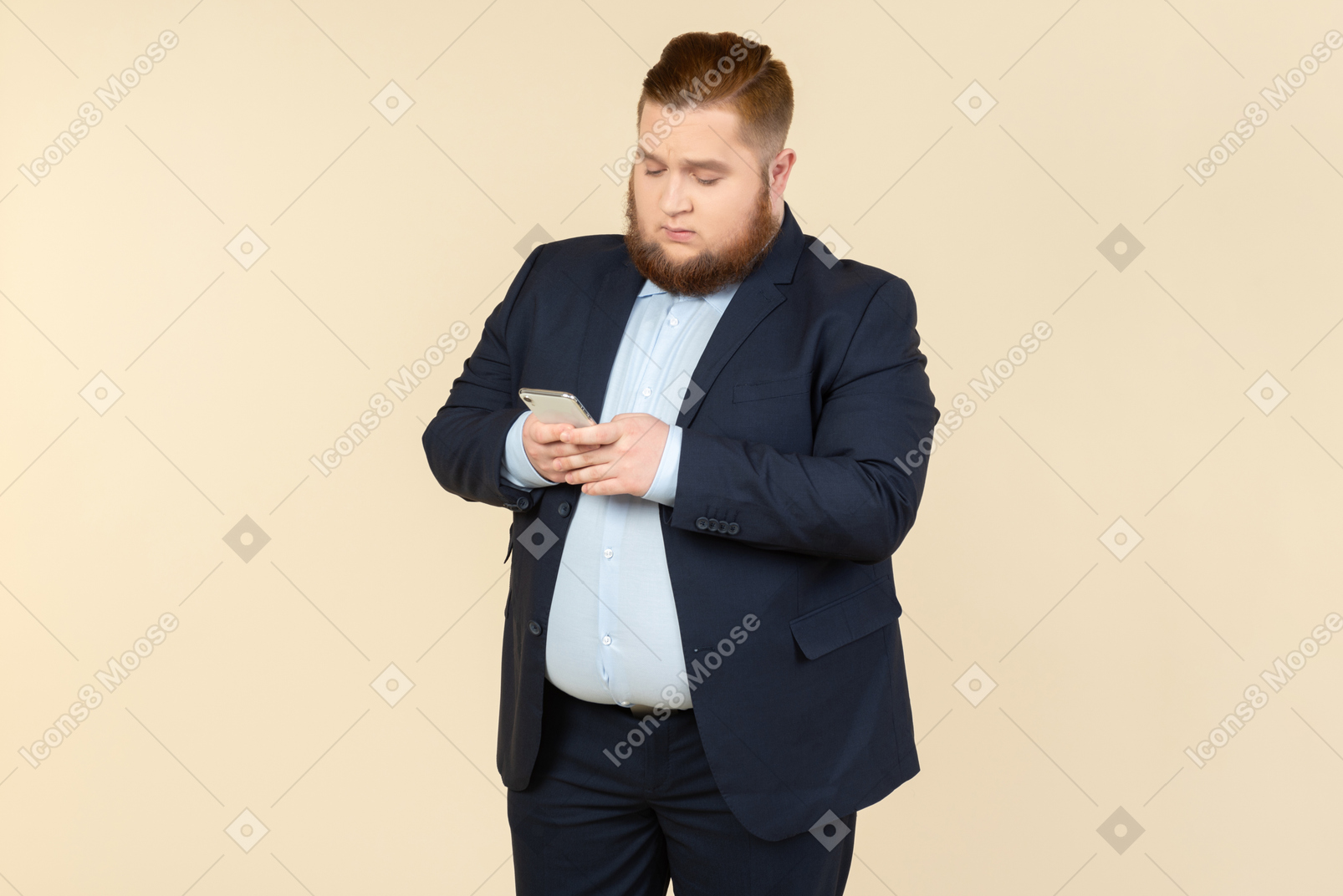 Joven oficinista con sobrepeso revisando el teléfono