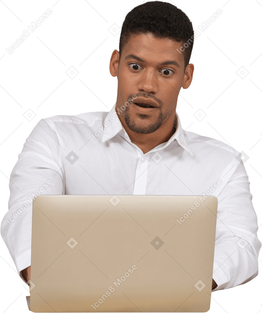 Молодой человек смотрит на ноутбук