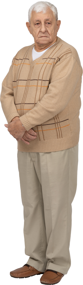 Vista frontal de un anciano con ropa informal parado