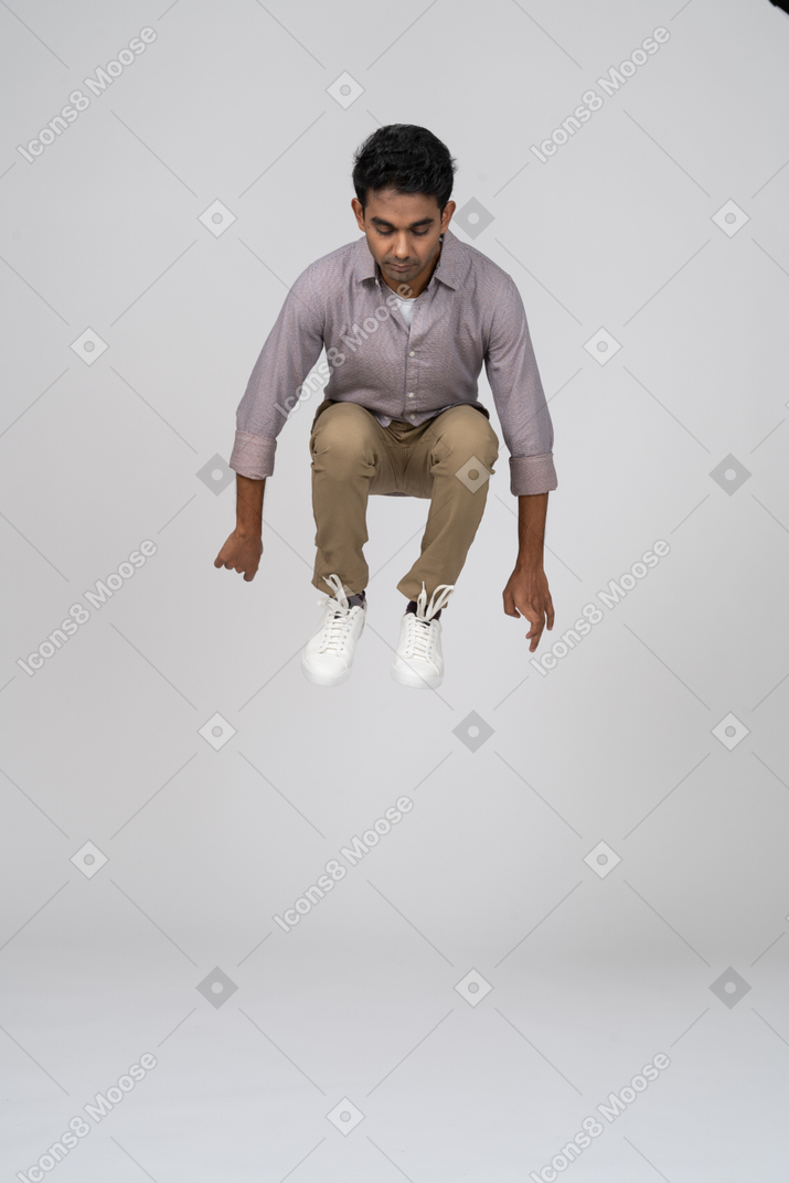 Человек в повседневной одежде прыгает