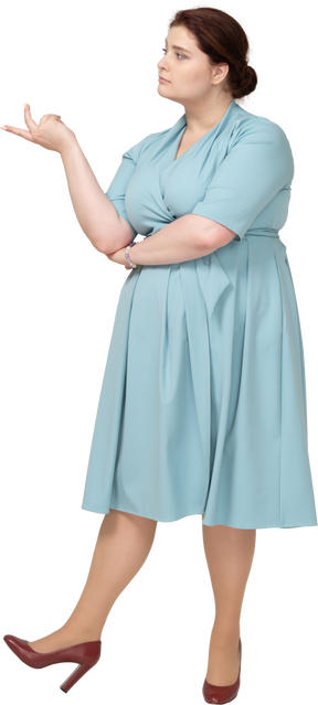 Vista frontale di una donna in abito blu in posa