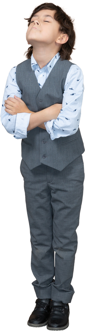 Vista frontale di un ragazzo in giacca e cravatta in posa con le braccia incrociate