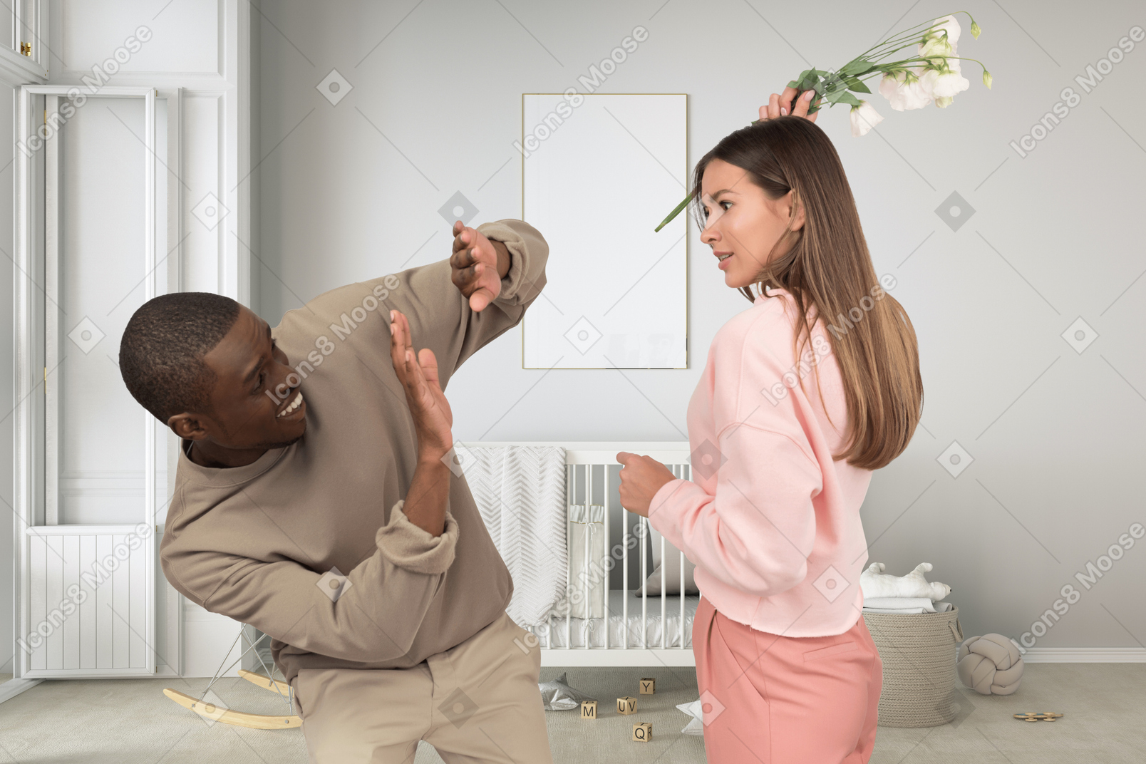 Esposa golpeando a su esposo con flores