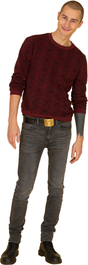 Вид спереди симпатичного улыбающегося молодого человека в красном пуловере