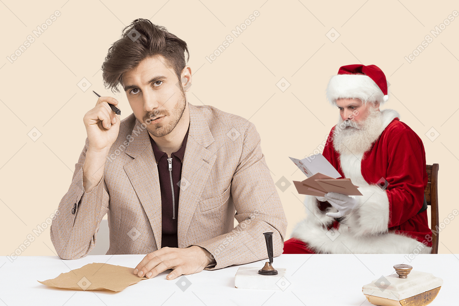 산타 클로스가 백그라운드에서 그의 메일을 통과하는 동안 편지를 작성하는 매력적인 남자