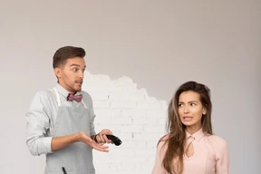 Un joven barbero y un cliente disgustado.