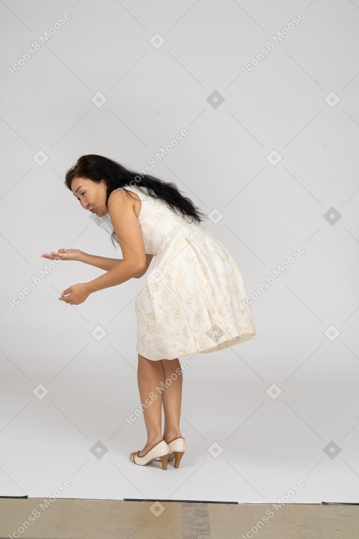 Mujer en un vestido blanco de pie