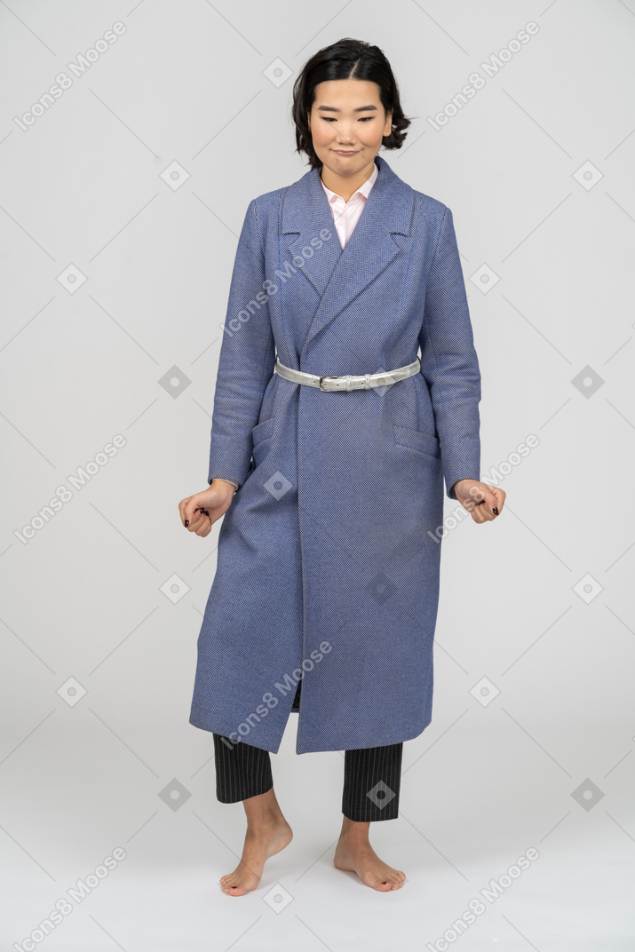 Femme souriante en manteau bleu