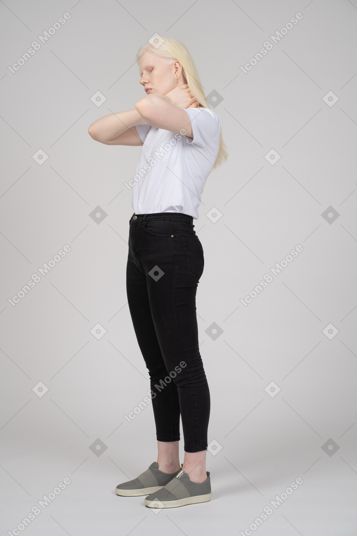 Молодая женщина в повседневной одежде с руками на шее