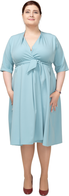 Вид спереди женщины в синем платье