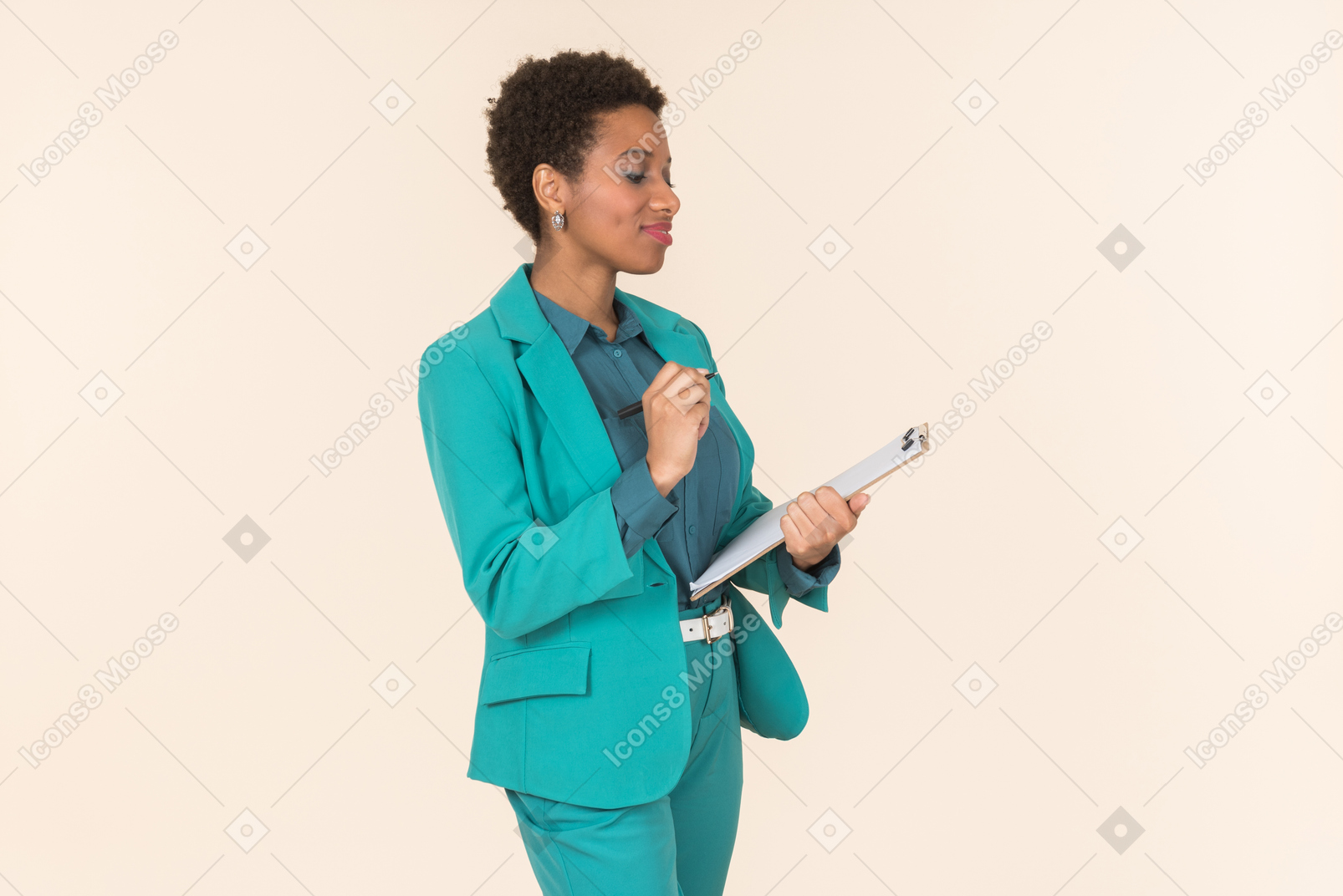 Задумчивый женский офисный работник, держа папку и стоя в профиле