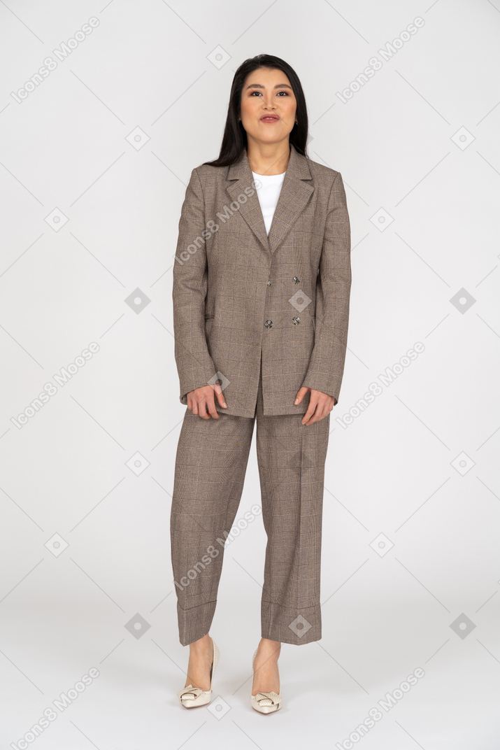 茶色のビジネススーツでふくれっ面の若い女性の正面図