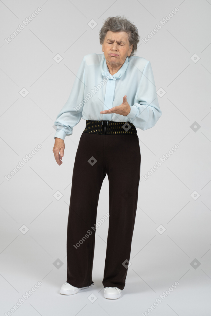 Old woman with closed eyes facing the camera